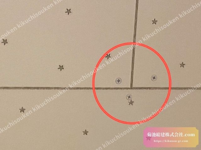 天井：悪い例（ピッチ不揃い・斜め打ち）