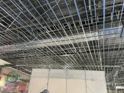 ショッピングモール軽量鉄骨天井下地組の様子。だいぶ組み上がってまいりました