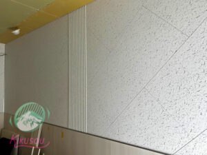菊総リニューアル工事⑥　壁半面に岩綿吸音板を施工した状態