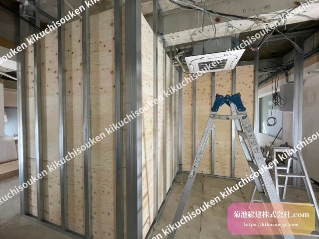 △LGS壁下地のスタッドとランナーによる間仕切り壁施工中の様子